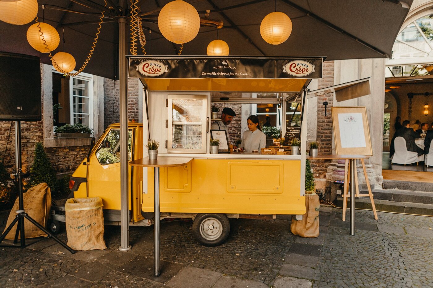 Piaggio Ape Dreirad mit Team – mobiler Crêpe Stand Event
