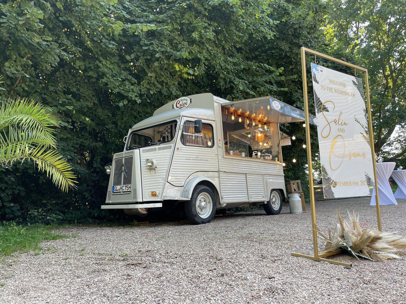 Happy Crêpe Vintage Foodtruck auf einer Hochzeit in NRW – Piaggio Ape und Citroën HY
